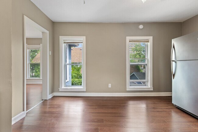 Building Photo - 3BR/1Bath + Office Area Available Sept 12t...