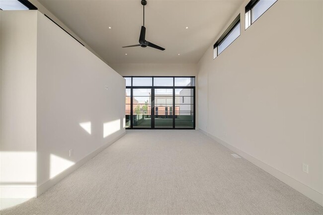 Building Photo - 1303 N Dewey Ave