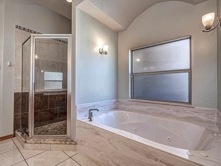 Building Photo - 204 S Riverside Dr