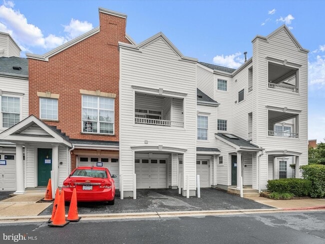 Building Photo - 10713 Symphony Way