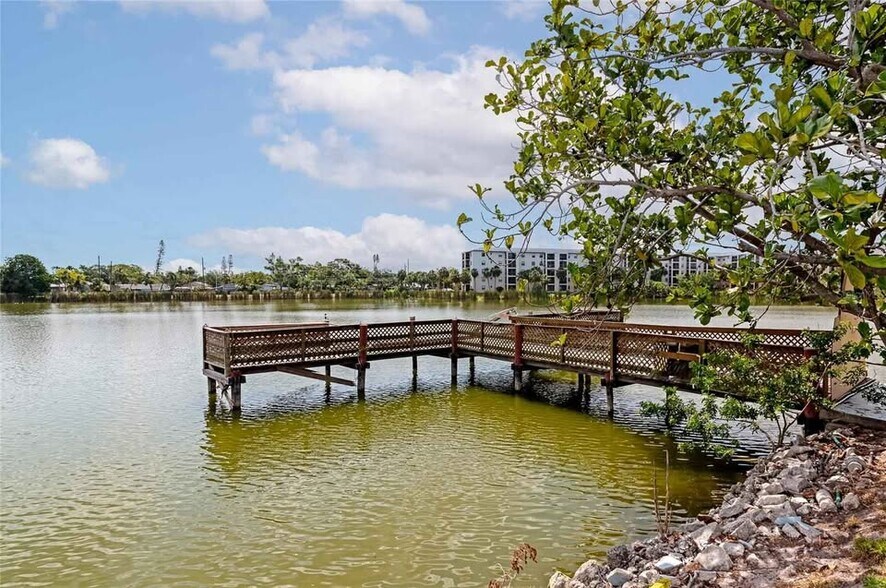 Building Photo - 3072 Lake Bayshore Dr