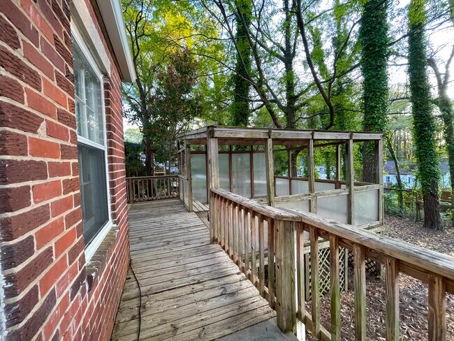 Building Photo - 3033 Lake Ave