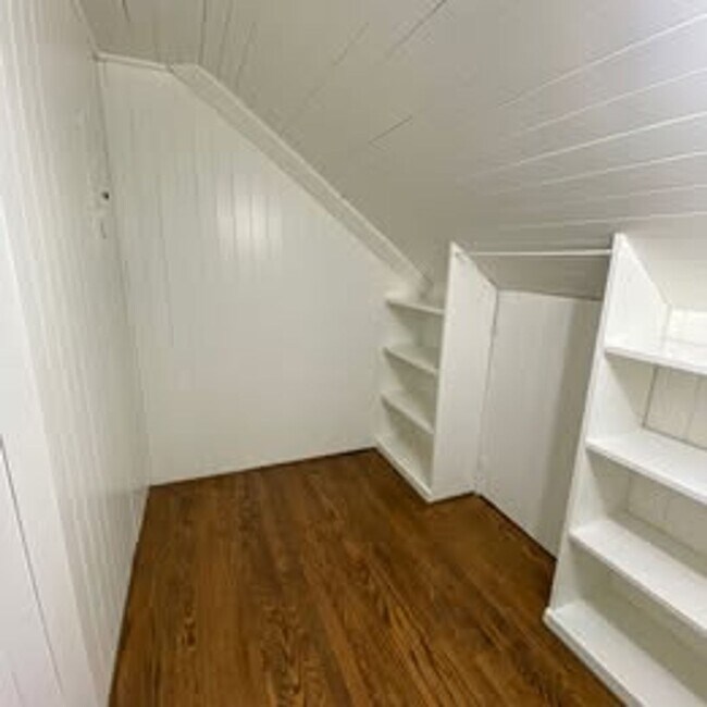 Building Photo - 3 Bed | 2 Bath | McKinley Park Area — $3,375/Month