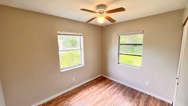 Building Photo - Lovely 2 Bedroom + Bonus Room, 1 Bathroom ...