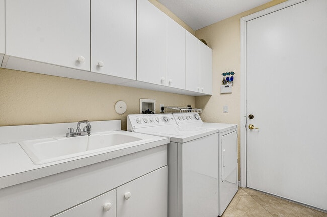 Building Photo - 4600 Mariners Cove Dr