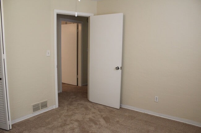 Building Photo - Half duplex close to the beach!