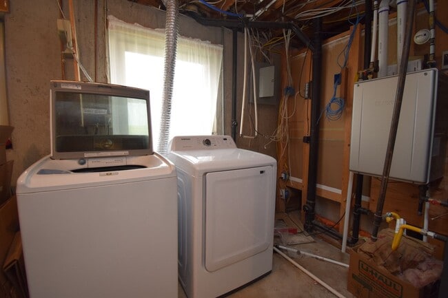 Building Photo - Charming West Jordan 4 Bed with Open Layout and Spacious Primary!!