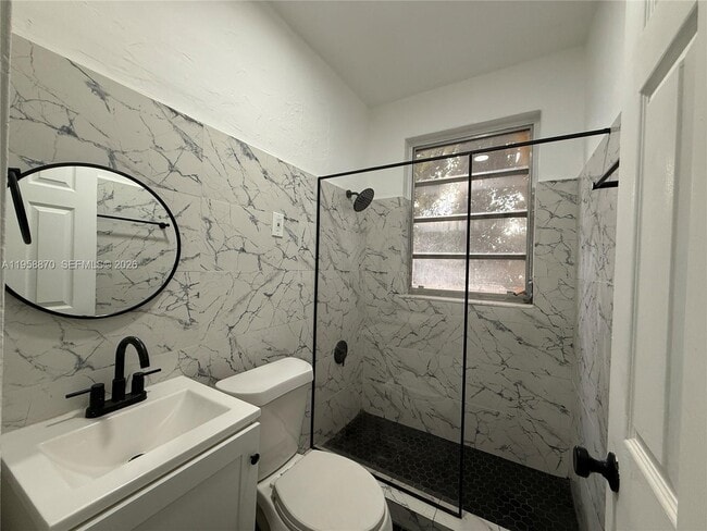 Building Photo - 1560 SW 5th St