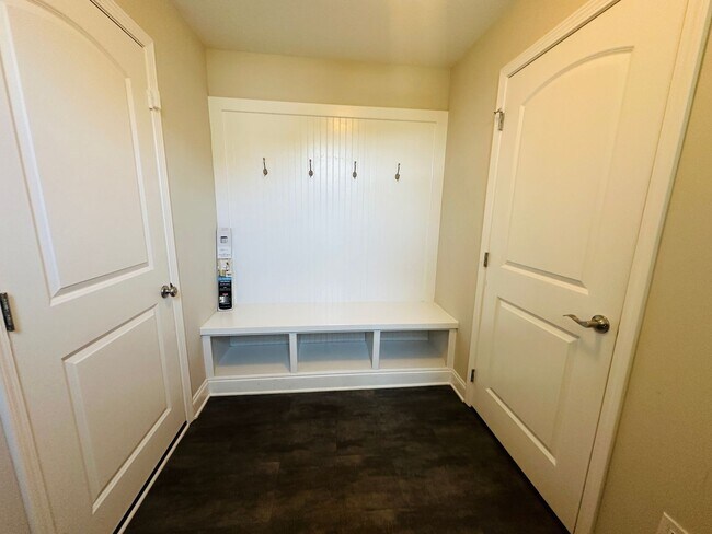Building Photo - Incredible views 4 bed / 2.5 bath, master on main