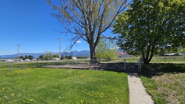 Building Photo - Losleben- House with large yard fully furnished Available Nov 1st - May 31st