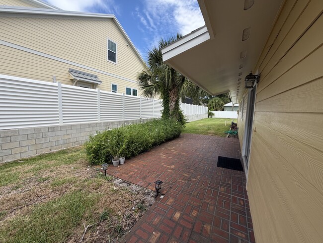 Building Photo - 104 Oakwood Ave