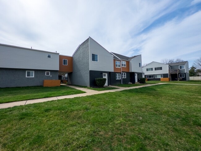 Building Photo - 405 at Main