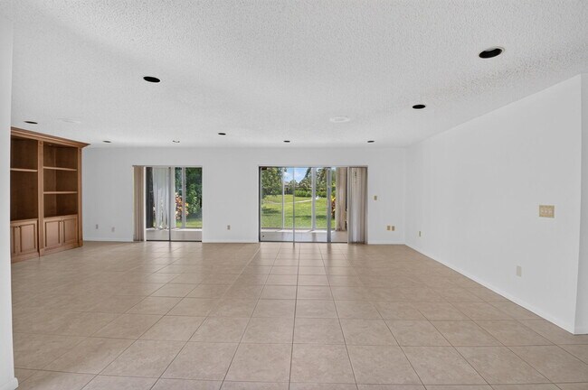 Building Photo - 9264 Vista Del Lago