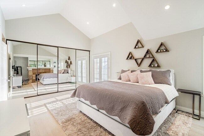 Building Photo - 815 W 15th St