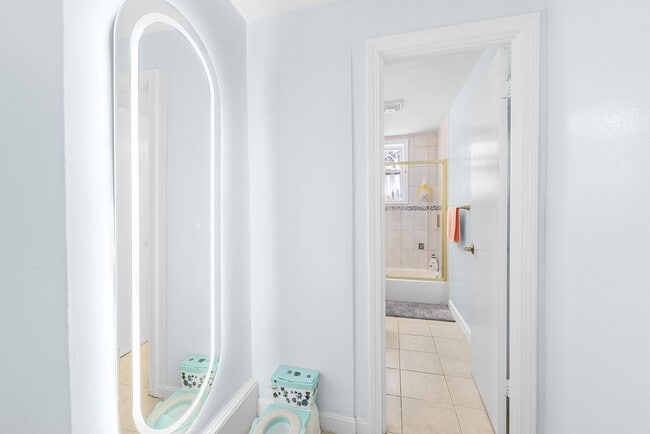 Building Photo - 1 Bed - Close to T - Private Patio - Laundry in Building