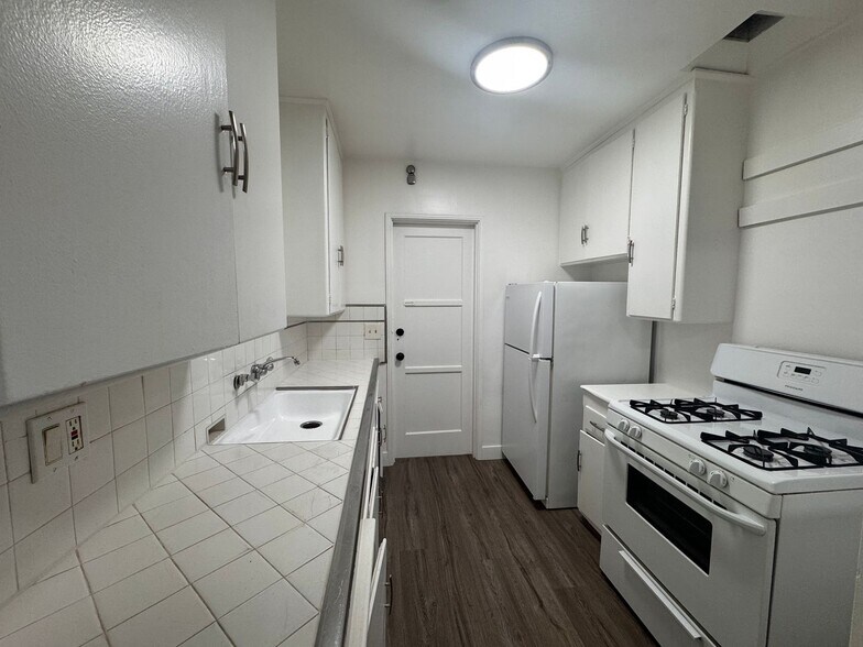 Building Photo - 8575 Holloway Dr