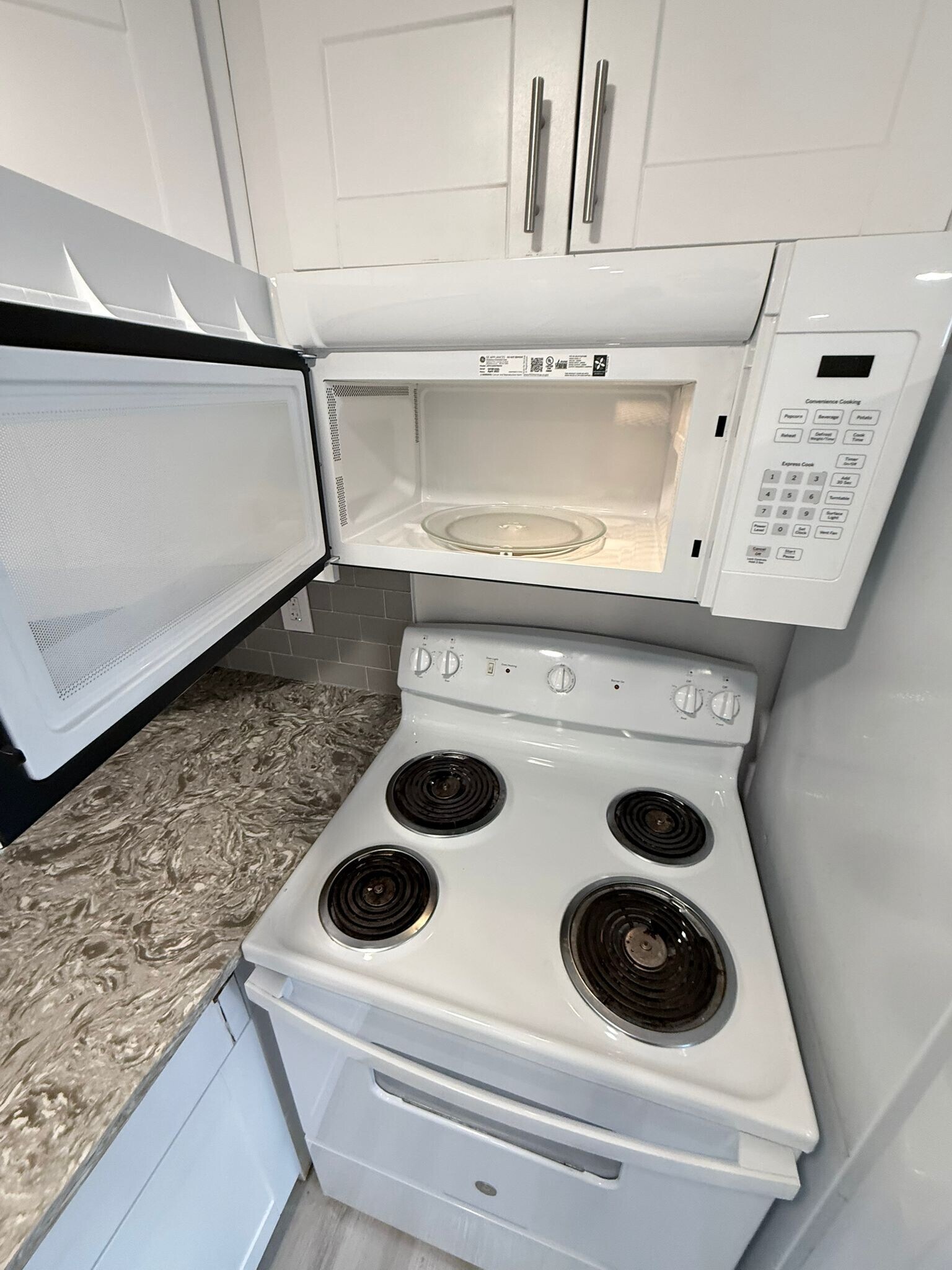 Building Photo - 423 E Sears St