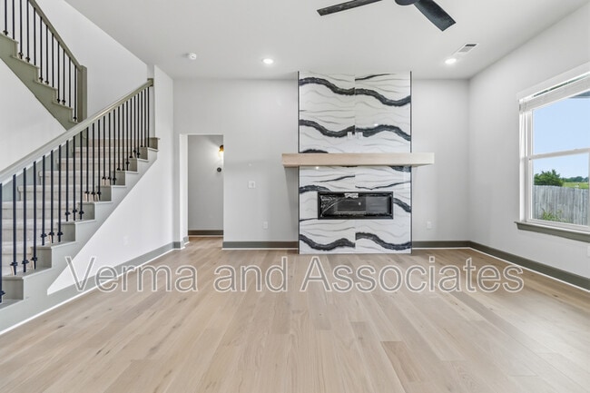 Building Photo - 930 Trestle Ln