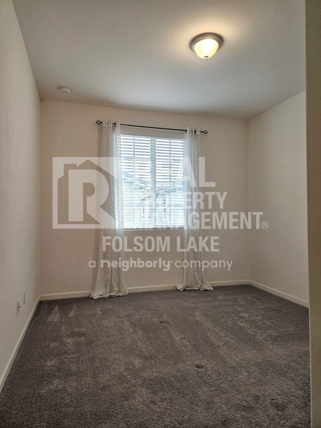 Building Photo - Spacious 3 bedroom 2.5 bath in the Westshore Lake Neighborhood