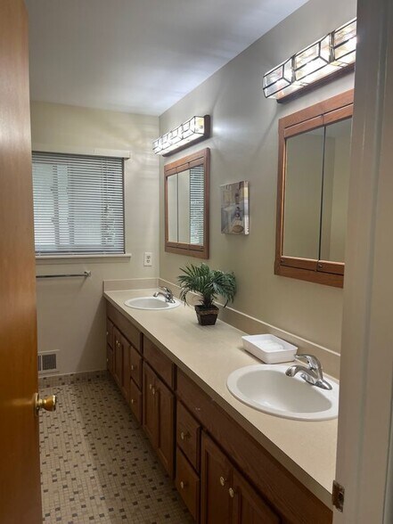 Building Photo - 87 Carter Ave