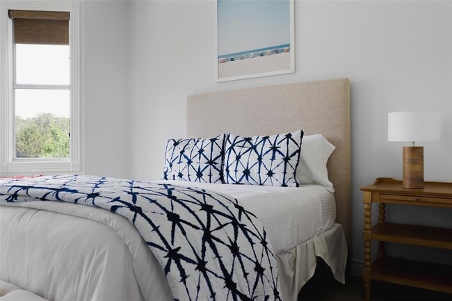 Building Photo - 11505 SW Oaks