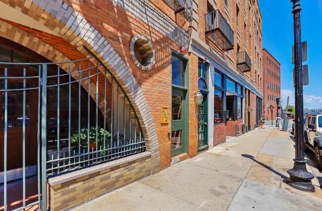 Building Photo - 454 Hanover St
