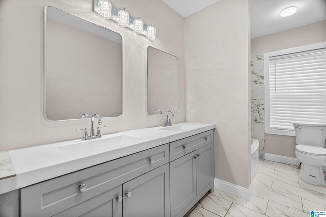 Building Photo - 528 10th Ct W