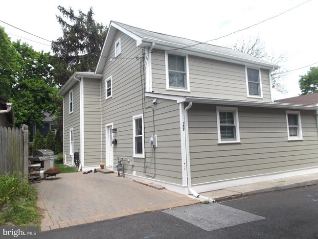 Building Photo - 177 Mary St