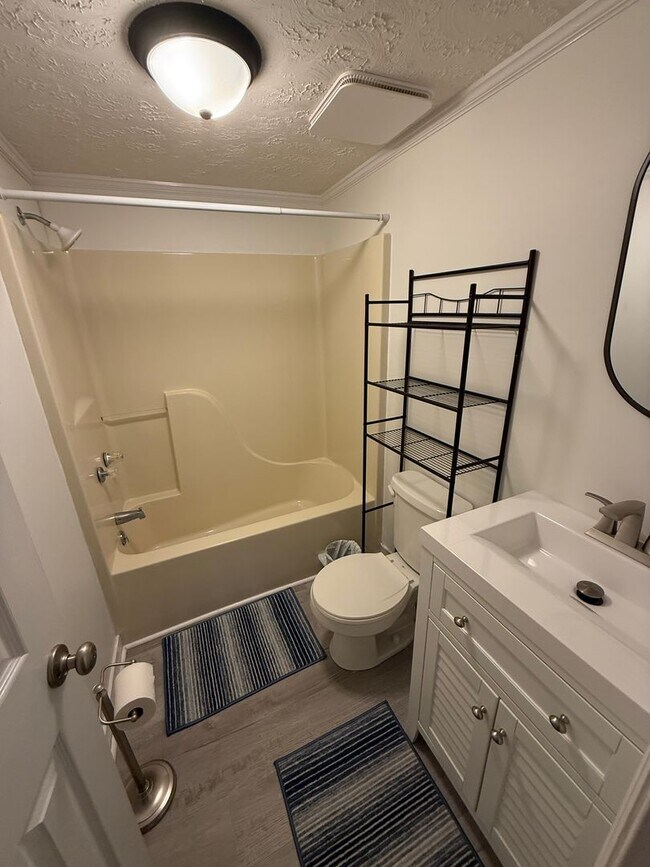 Building Photo - Furnished 2 BR 2 bath