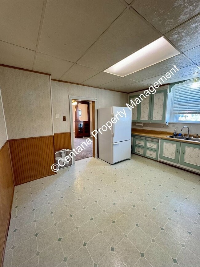 Building Photo - Huge 3 bedroom house with 2 bonus rooms an...