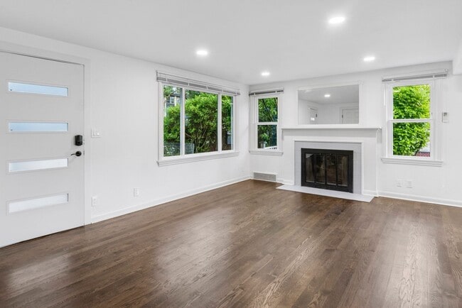 Building Photo - Updated 2BR Wedgwood Home w/ Utility Packa...