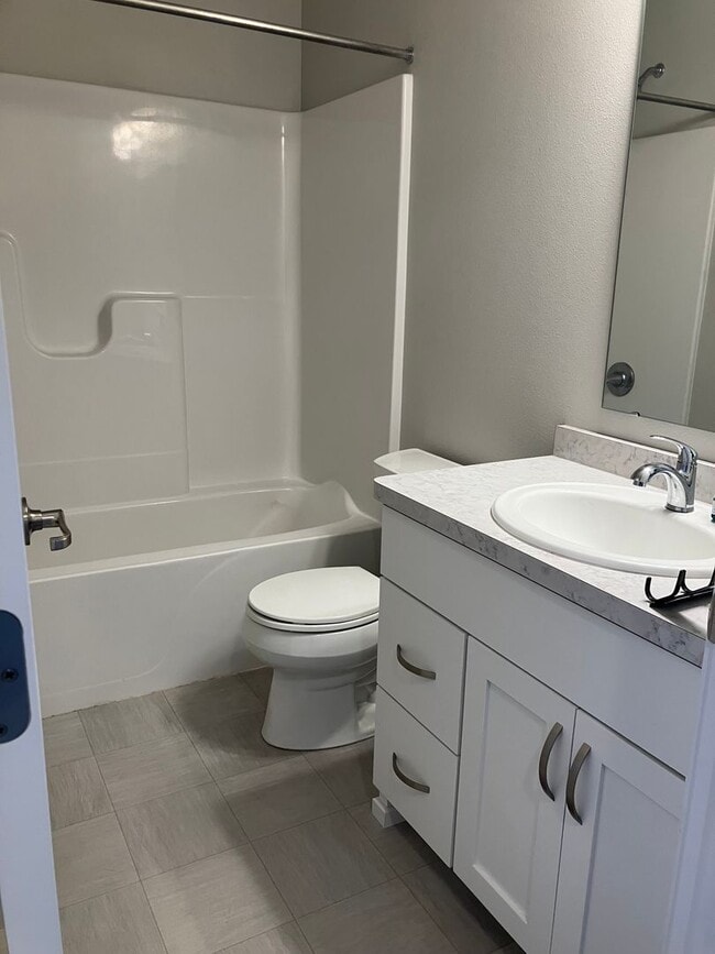 Building Photo - 3 Bed 3 Bath Twin Home