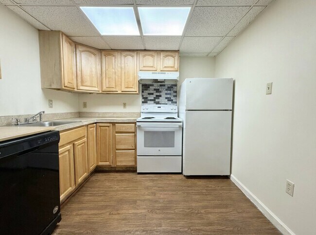 Building Photo - 604 Primos Ave