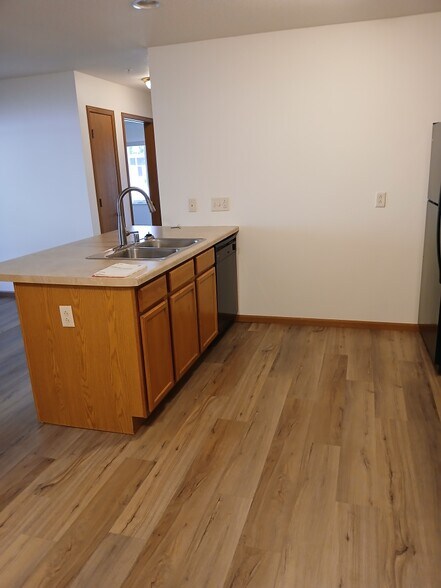 Building Photo - 1000 Linden Dr