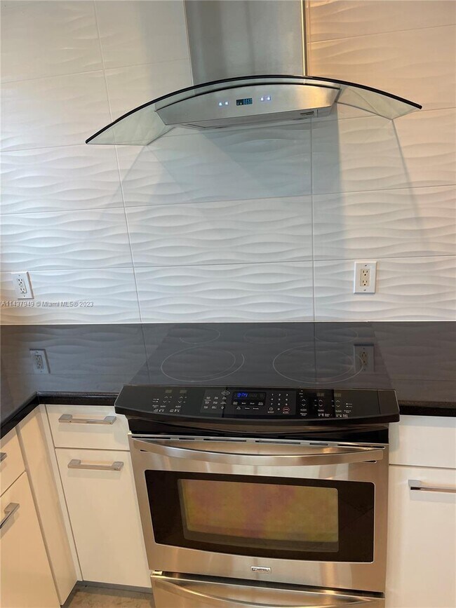 Building Photo - 76 Isle of Venice Dr