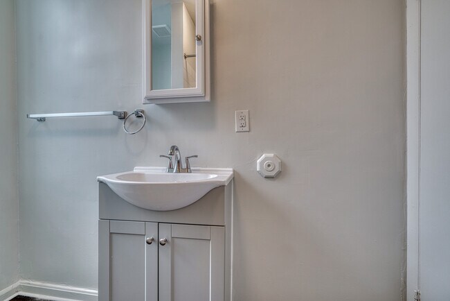 Building Photo - 2324 Callow Ave