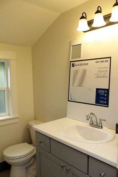 Building Photo - 2400 SW Hoffman Ave