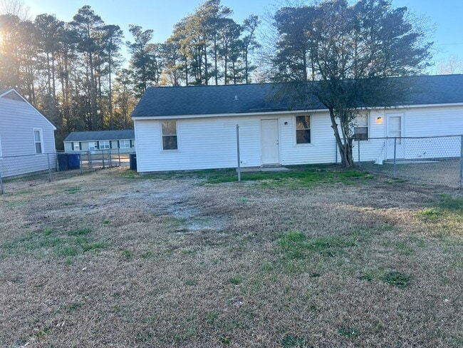 Building Photo - Cute 2 bedroom 1 bath duplex that is centrally located. Close to area bases, shopping and restaur...