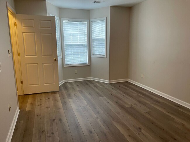 Building Photo - Great Townhome In Oak Grove - Easy Access to Emory & CDC