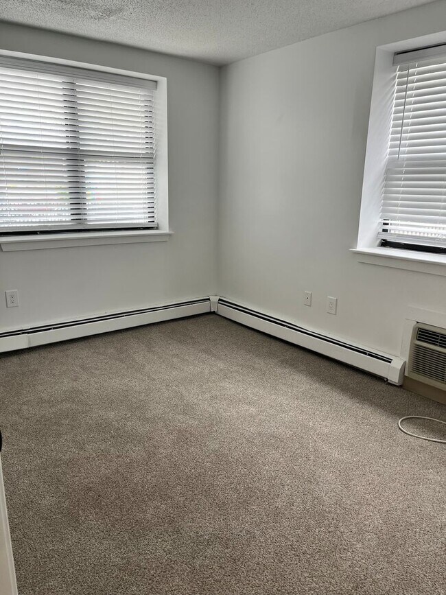 Building Photo - 35 Willow St