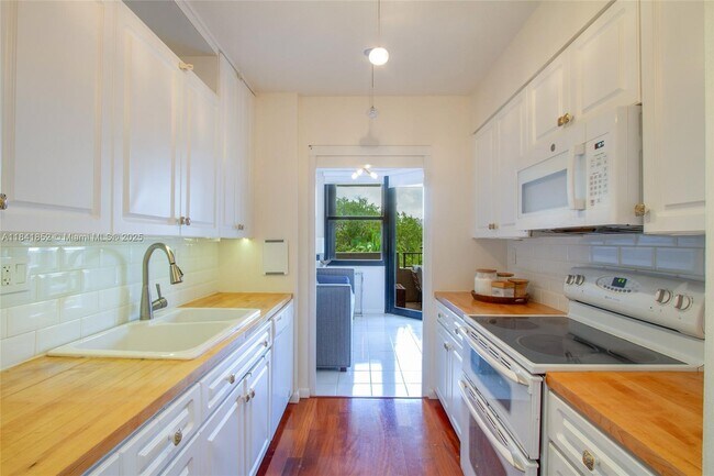 Building Photo - 181 Crandon Blvd