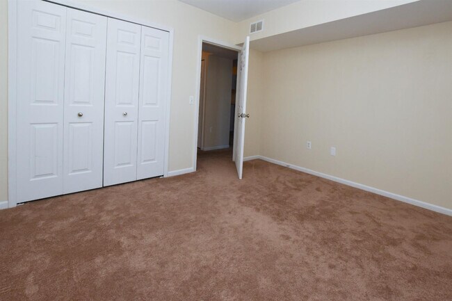 Building Photo - 2790 S Knightsbridge Cir