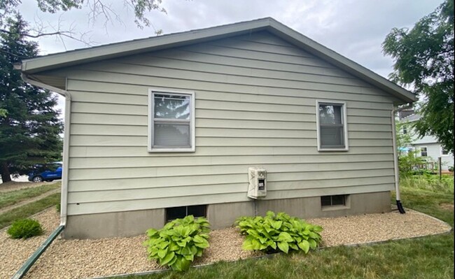 Building Photo - 3 Bed 1.5 Bath home **Available Now**