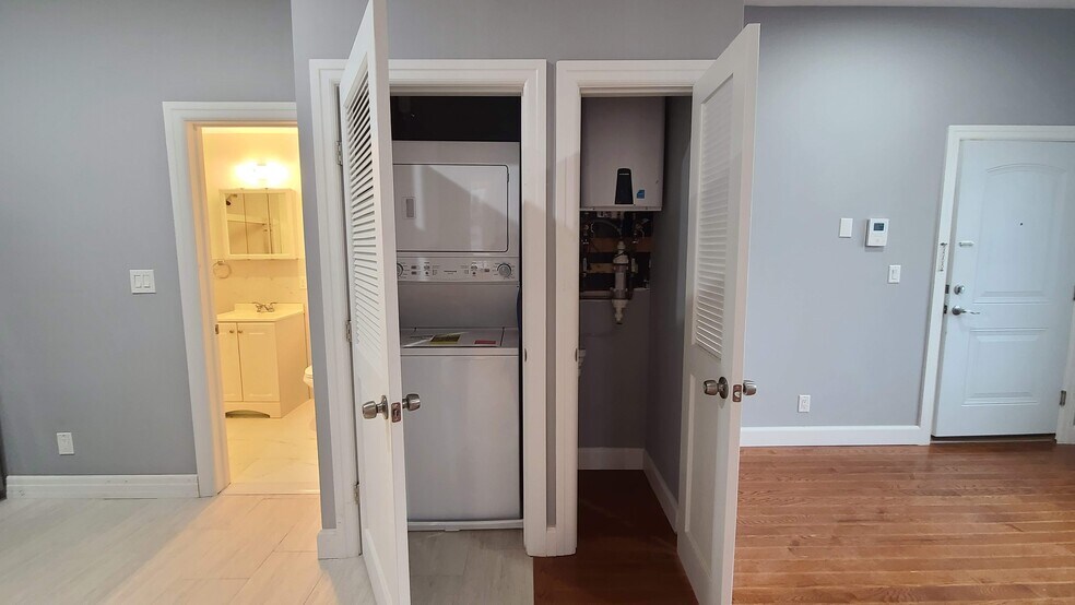 Building Photo - 100 Griffith St