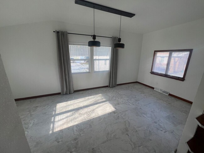Building Photo - Charming Main Floor Apartment – 2 Bed, 1 B...