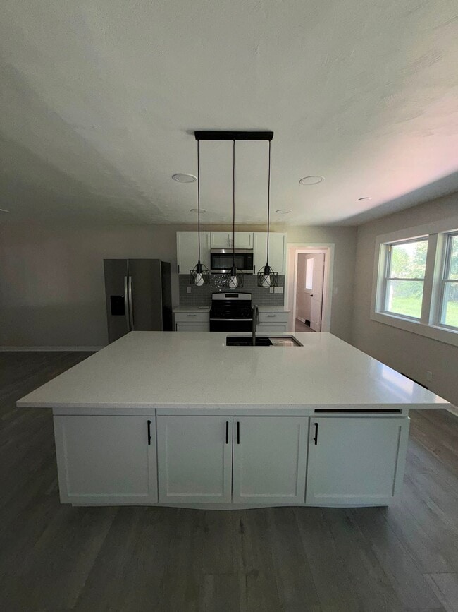 Building Photo - 2706 Lakewood Dr N