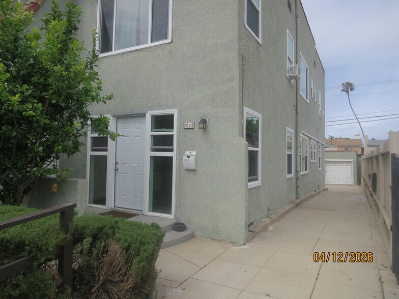 Building Photo - 2045 S Harcourt Ave