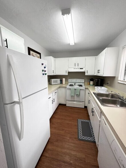 Building Photo - 2300 SW 43rd St