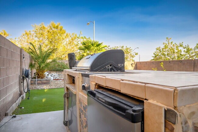 Building Photo - "Spacious 4-Bed Oasis with Outdoor Kitchen & Hardwood Elegance in North Las Vegas!"