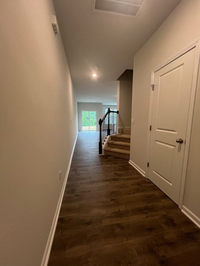 Building Photo - 1675 Hallview Ct
